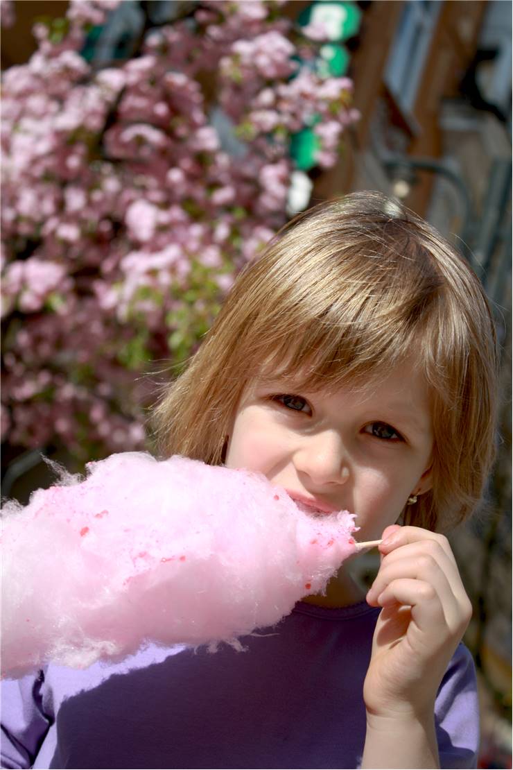 Fille avec barbe à papa